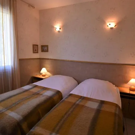 Vaujanylocations - Roches Grandes 49 *